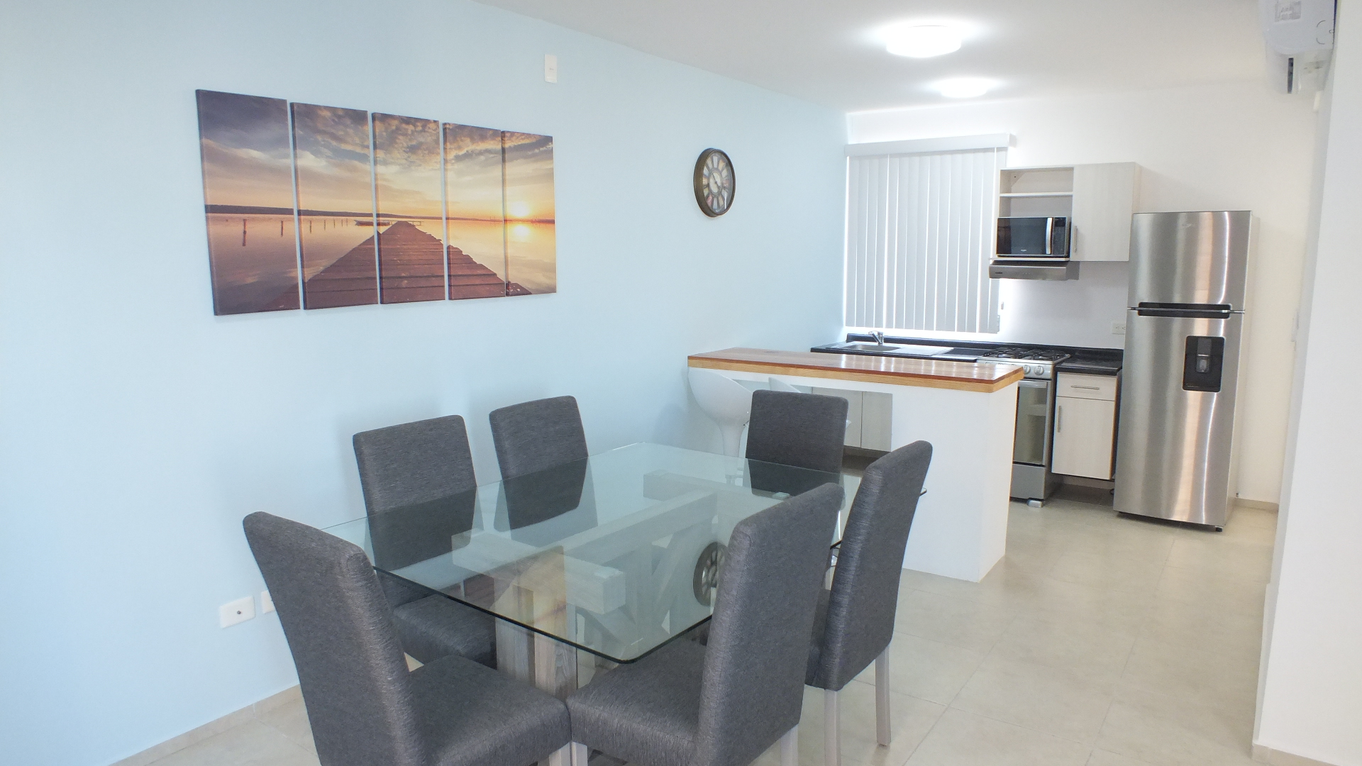 Kitchen and dining table with a breakfast bar at Punta Estrella