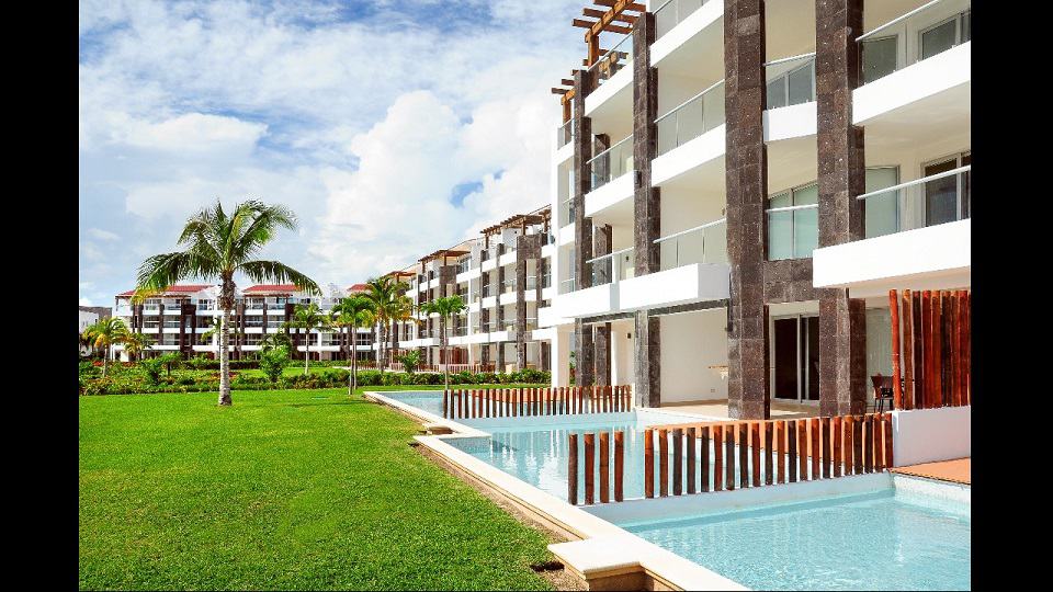 Private pools with terraces and garden on ground floor at Mareazul Beachfront Residences