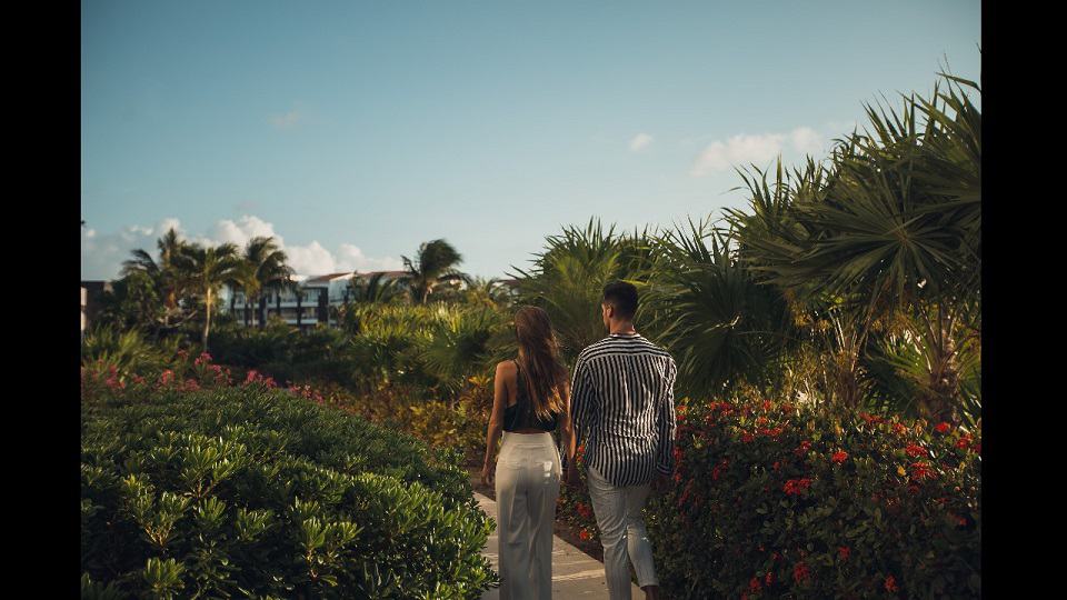 Garden with a couple walking after sunset at Mareazul Beachfront Residences