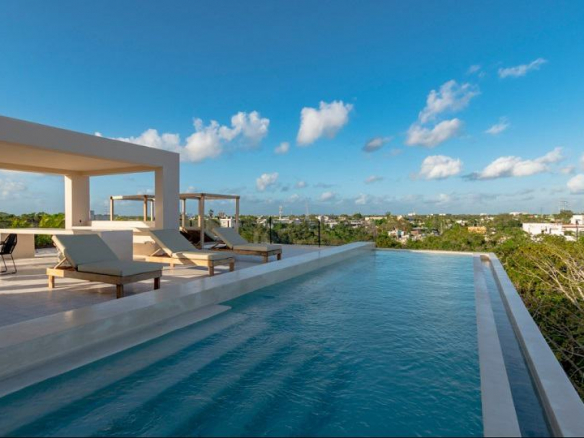Rooftop pool and solarium with a park view at Kaab at the Park
