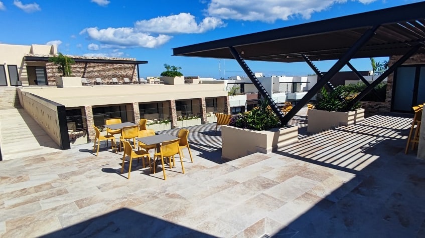 Rooftop common area with some tables and chairs at Syrena Studio Living