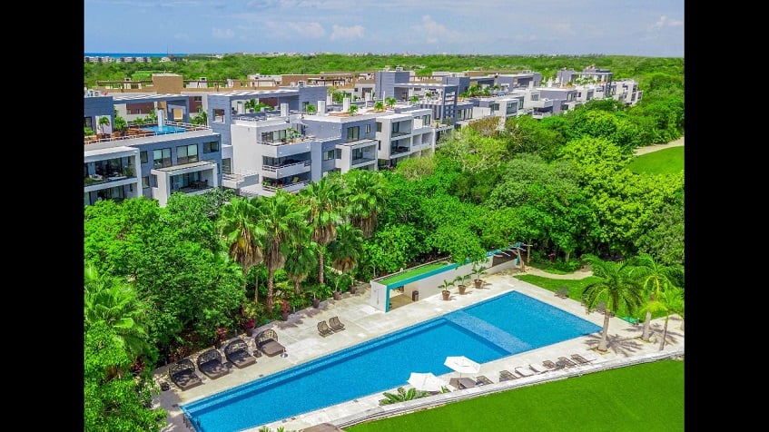 Vista aerea of Residential area with a pool at Nick Price Residences
