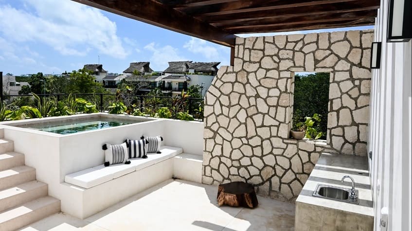 Swimming pool with stairs and sitting bench in the terrace at Cienfuegos Tulum