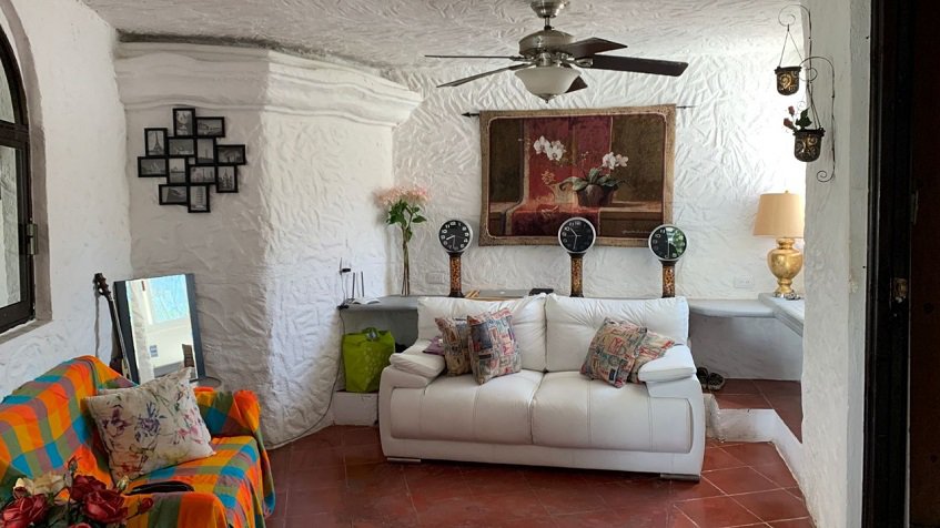 Living room with flower painting on the wall of at Casa Playacar