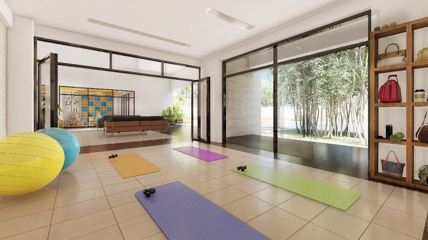 Sala de yoga con colchonetas en el piso y dos pelotas grandes en Bali en Riviera Maya