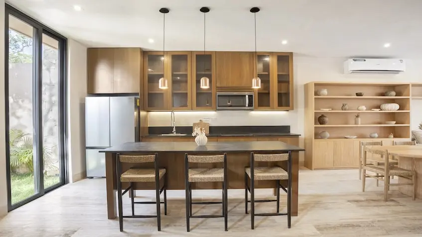A kitchen with a table and chairs in Junglar Tulum