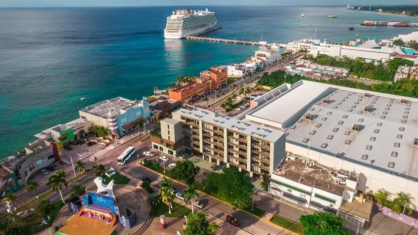 Aerial vie of a city side and dos cruises in a dok at Athimar Cozumel