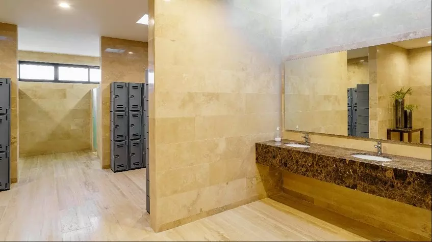A bathroom, some lockers and a large mirror in Villa Naranjo Playa del Carmen
