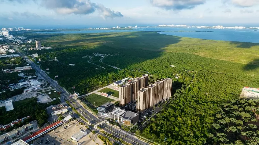 Panoramic aerial view of the city in Manglar Cumbres