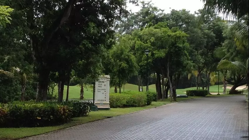 Path with trees, gardens and view of the golf course at Vi-ha 36 Playacar
