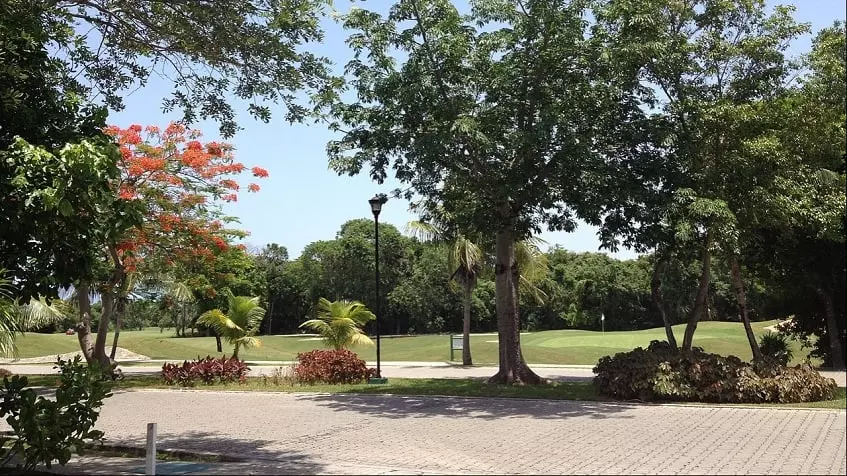 A golf course with trees around it at Vi-ha 36 Playacar