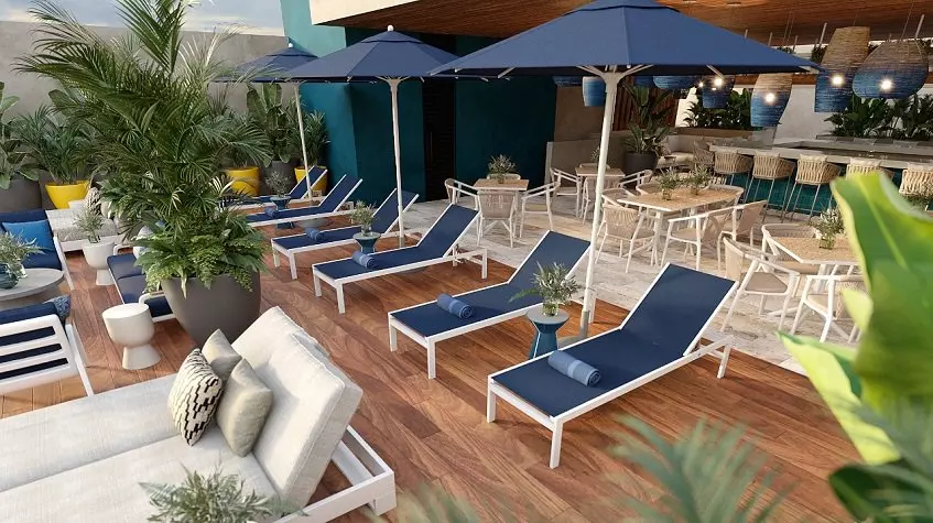 A solarium with lounge chairs and a restaurant in Olaya Playa