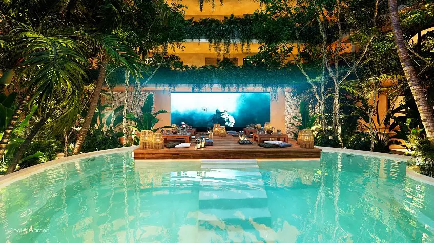 A pool with a movie theater in Nequén del Mar Tulum