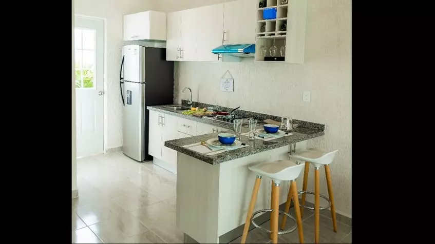 A full kitchen with a breakfast bar in Zendala Residencial