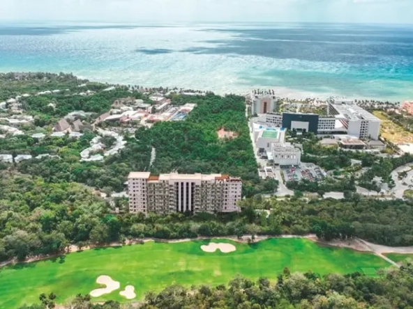 Aerial view of a golf course and oceanfront buildings in Hoxul
