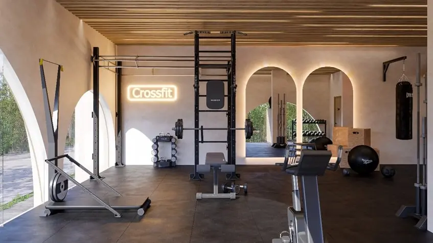 An open gym with exterior views in Retrit