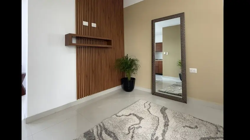 A room with a mirror and a plant in Zentrik Tulum Estudios