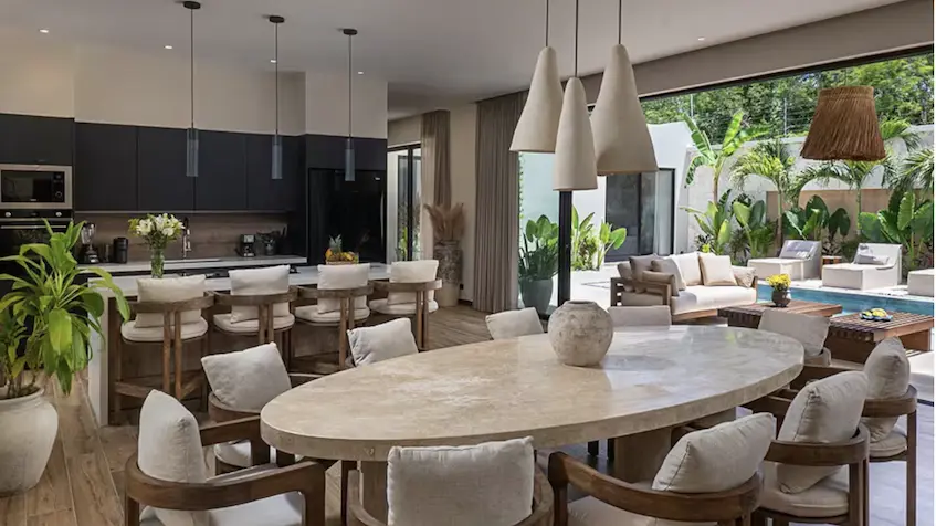 Diningroom with kitchen in Villa Stephanie Tulum