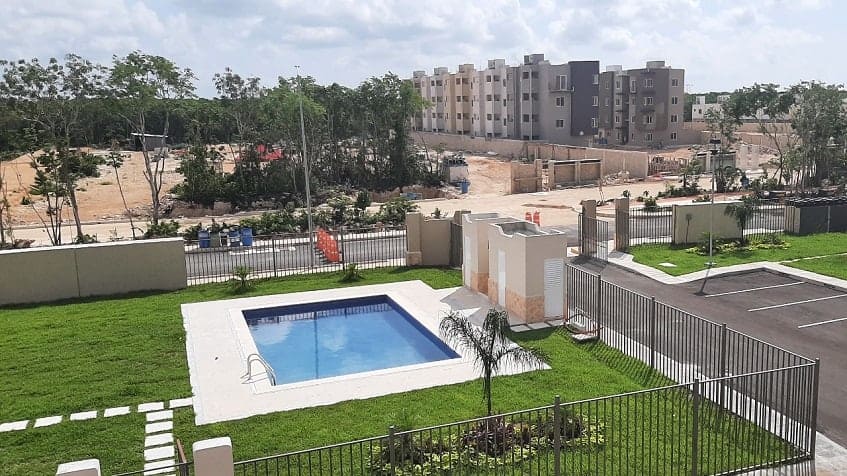 Piscina dentro de un condominio y otro en construcción en Portocristo Condos