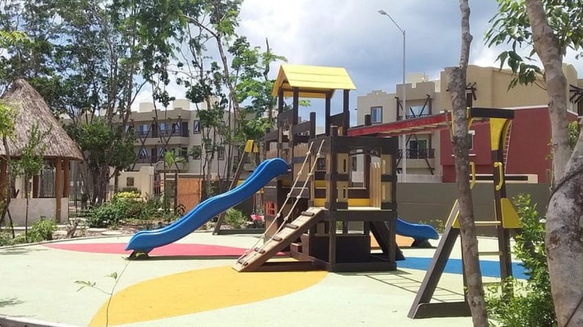 Parque infantil con area de juegos y toboganes en Real Lucerna