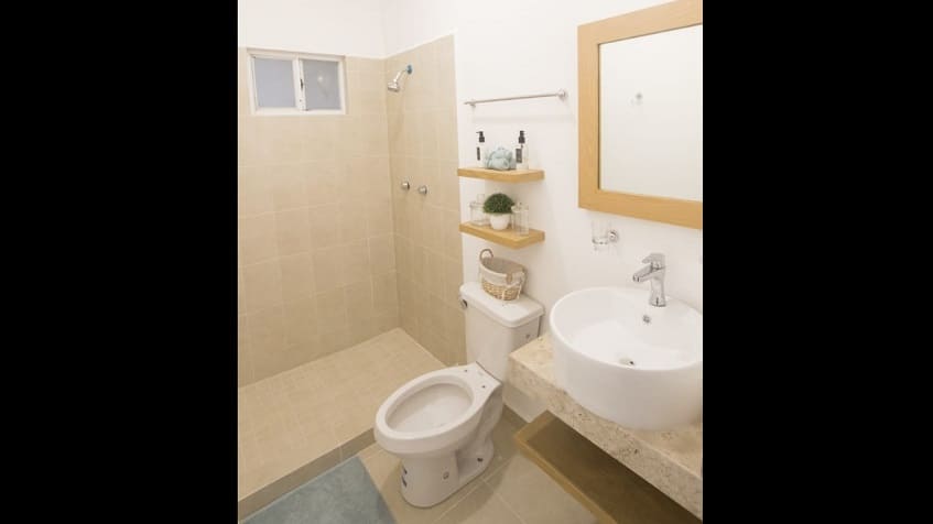 Baño con cabina de ducha en Porto Cristo Condos