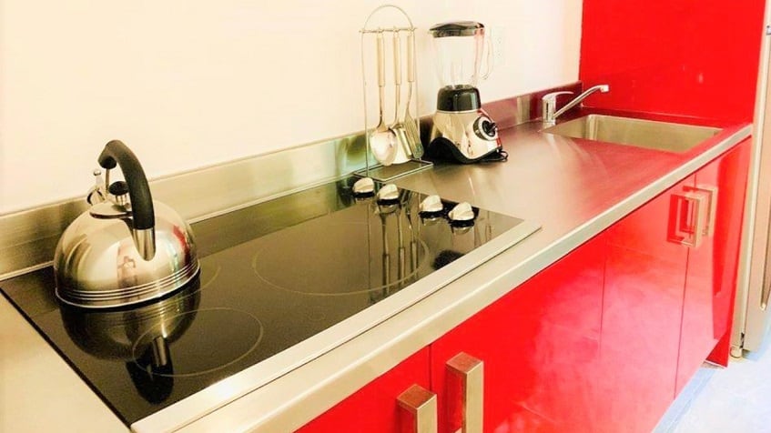 Mobiliario de cocina rojo con vitrocerámica en Burgos