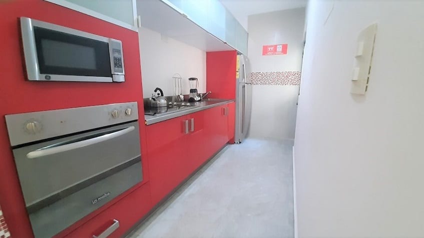 Mobiliario de cocina rojo con horno empotrado en Burgos