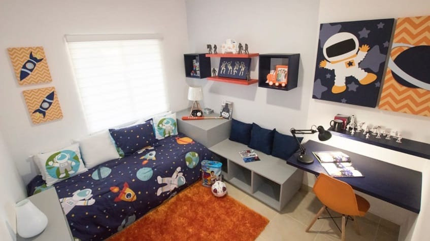 Dormitorio con cama individual y decoración de astronautas en Porto Cristo Condos