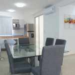 Cocina con mesa de comedor en Punta Estrella