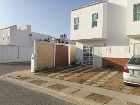 Fachada de casa con estacionamiento en Playa Azul