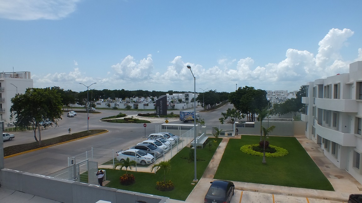 Zona residencial con estacionamiento en el medio en Los Olivos