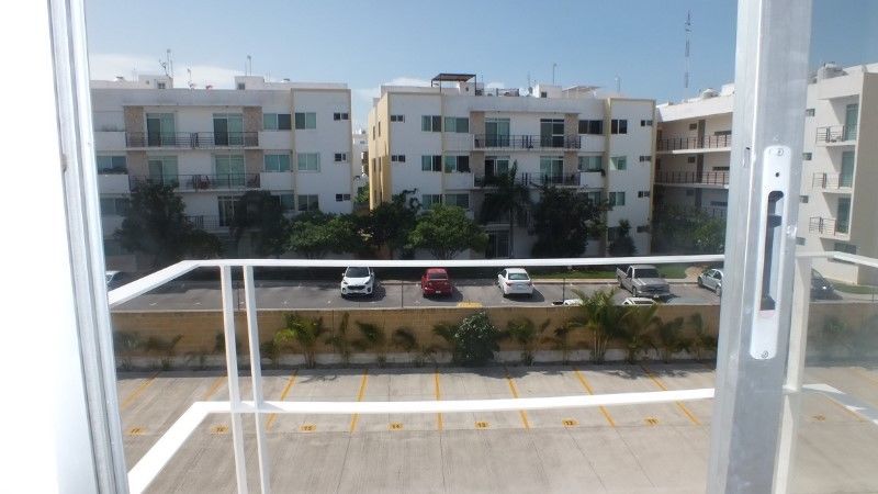 Estacionamiento, vista desde un balcón en Punta Estrella