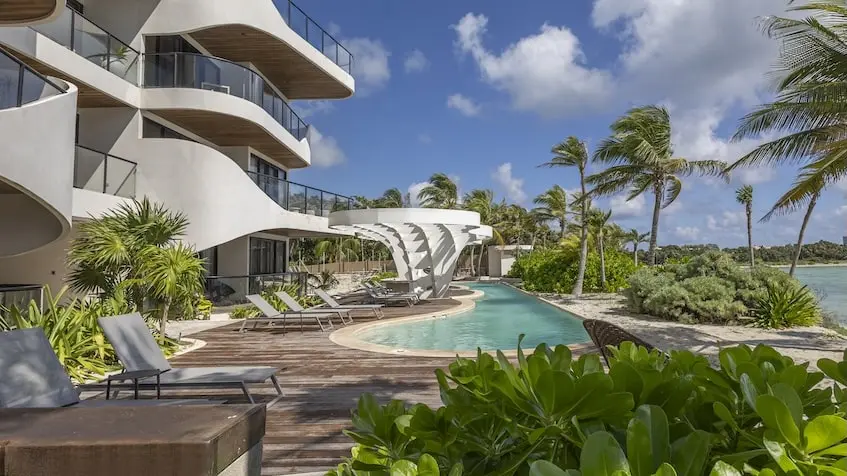 Alberca posterior en Tankah 52 Beachfront Condos Tulum