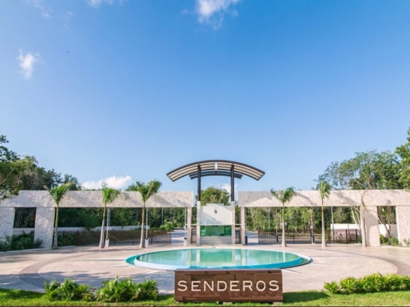 Piscina redonda frente a la caseta de seguridad en Senderos Mayakoba