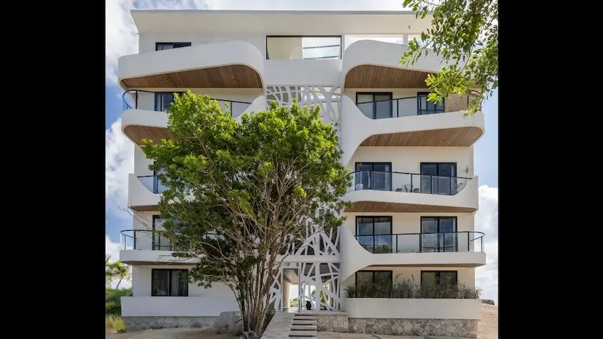 Fachada frontal en Tankah 52 Beachfront Condos Tulum