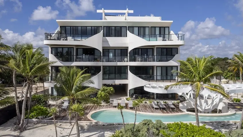 Fachada posterior en Tankah 52 Beachfront Condos Tulum