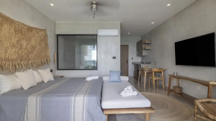 Interior estudio con TV en Tankah 52 Beachfront Condos Tulum