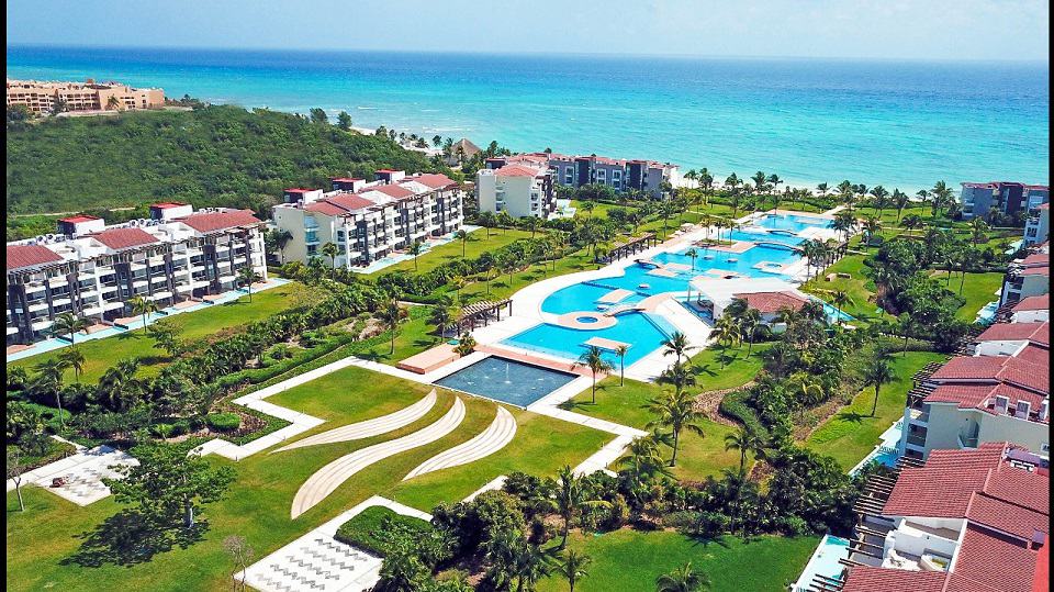 Amplia zona residencial con piscinas y jardín en el medio frente al mar en Mareazul Beachfront Residences