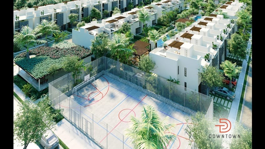 Vista superior del área residencial y campo de fútbol en Downtown Tulum