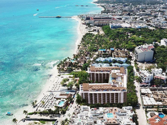 Vista superior de una ciudad y un condominio residencial frente a la playa en Emma & Elissa por Dream Hotel Group