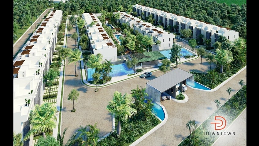 Vista de zona residencial con casas en fila y albercas rodeada de selva en el Centro en Tulum