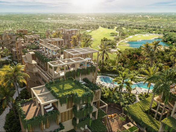 Vista del condominio residencial con piscina rodeada de campo de golf en The Village Residence