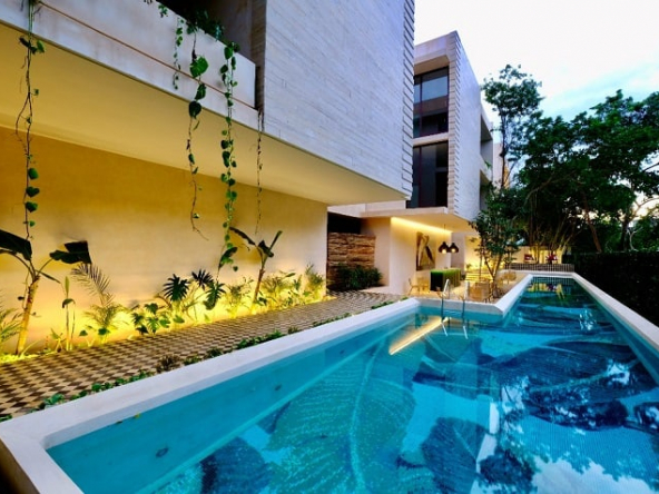 Fachada de edificio residencial y piscina, terraza común en Casa Libre Airena