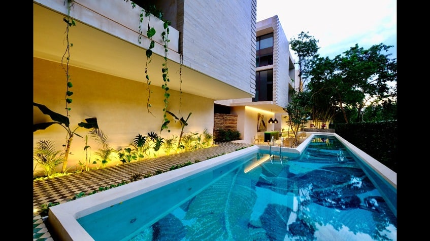 Fachada de edificio residencial y piscina, terraza común en Casa Libre Airena
