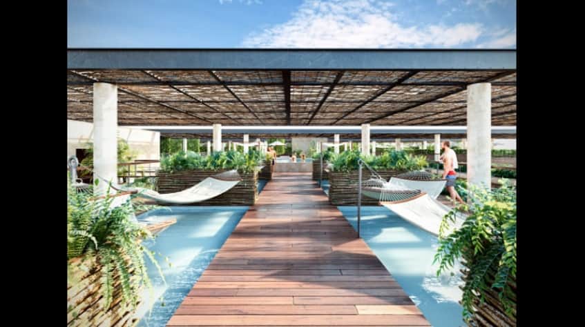 Azotea y hamacas sobre pequeñas piscinas, gente merodeando en Amelia Tulum