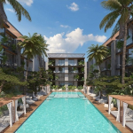 Piscine au rez-de-chaussée, jardin et immeuble résidentiel environnant à Bakal Tulum.