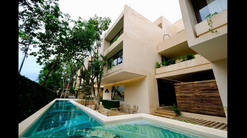 Fachada de edificio residencial y piscina, terraza común en Casa Libre Airena