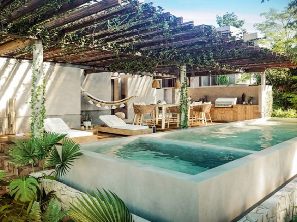 Piscina larga junto a la parrilla y área de descanso de Mar y Miel Tulum