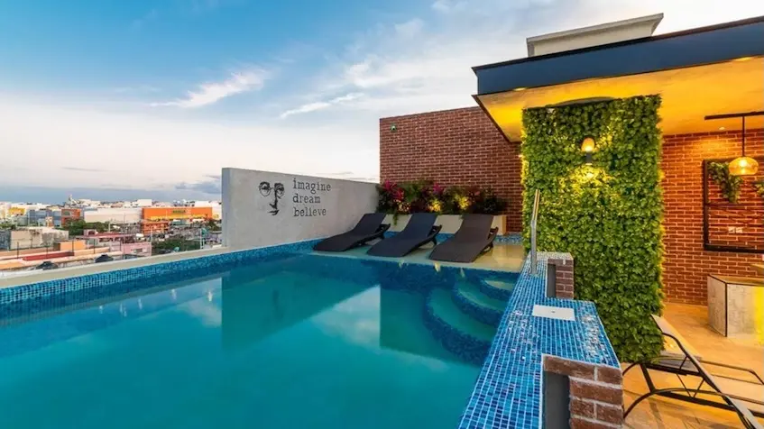 Alberca panoramica en Believe condos playa del carmen