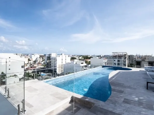 Alberca en el Rooftop en Sky Tower Playa del Carmen | Estudios Amueblados en Venta